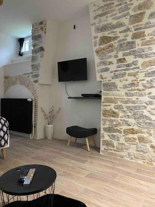 Charmant Studio Idealement Place Et Paisible ! Oloron-Sainte-Marie Bagian luar foto